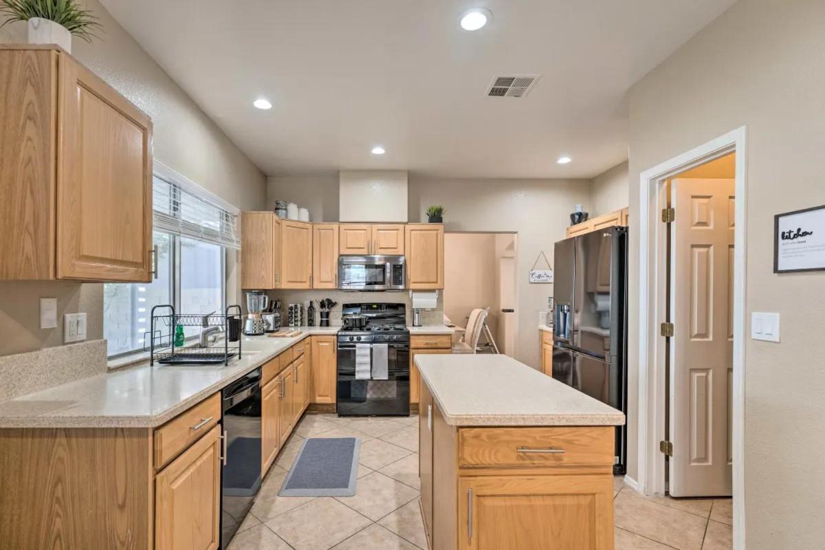 Hébergement de vacances A Beautiful House With Hot Tub, Grill & Games!