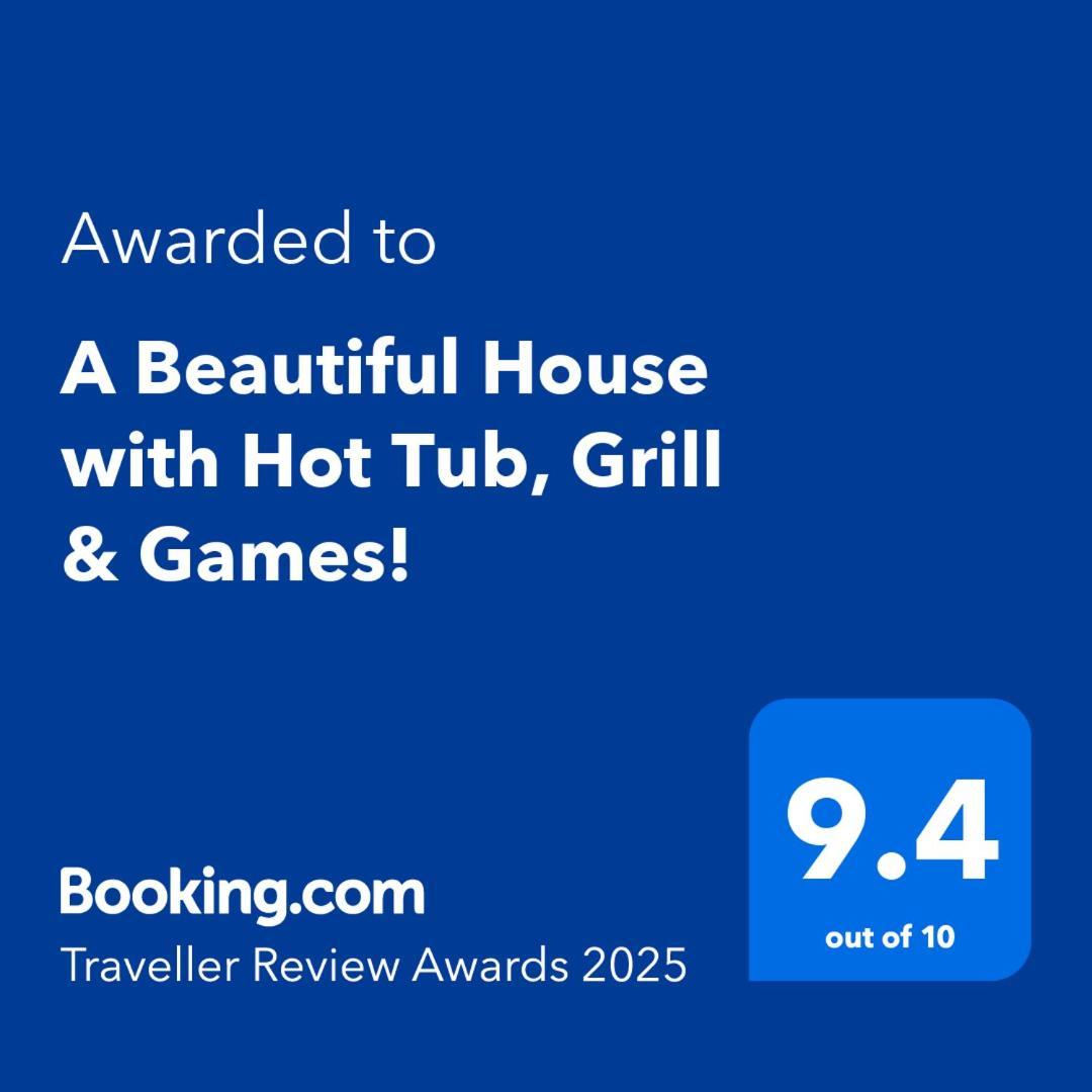 Hébergement de vacances A Beautiful House With Hot Tub, Grill & Games! *